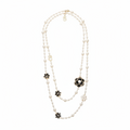 Collar largo de perlas barrocas con flores de esmalte negro y blanco en metal dorado