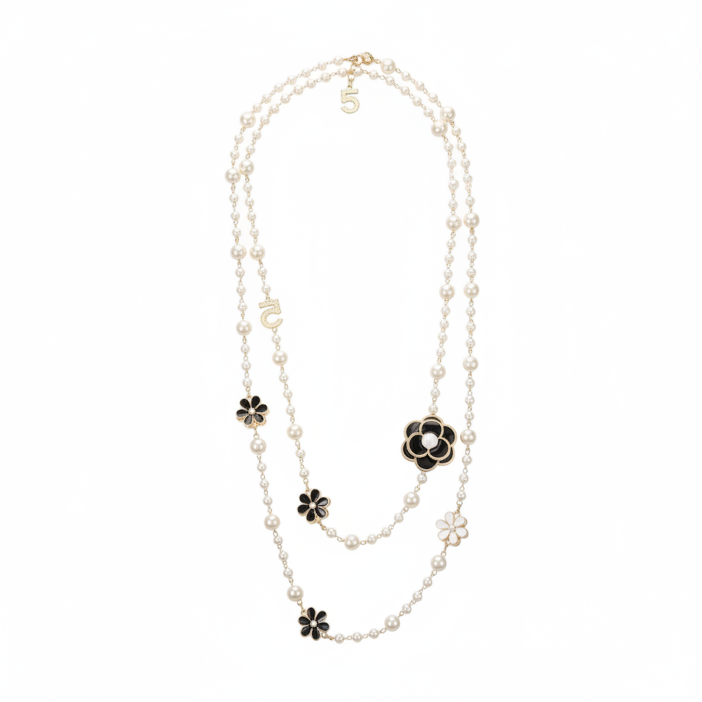 Collar largo de perlas barrocas con flores de esmalte negro y blanco en metal dorado