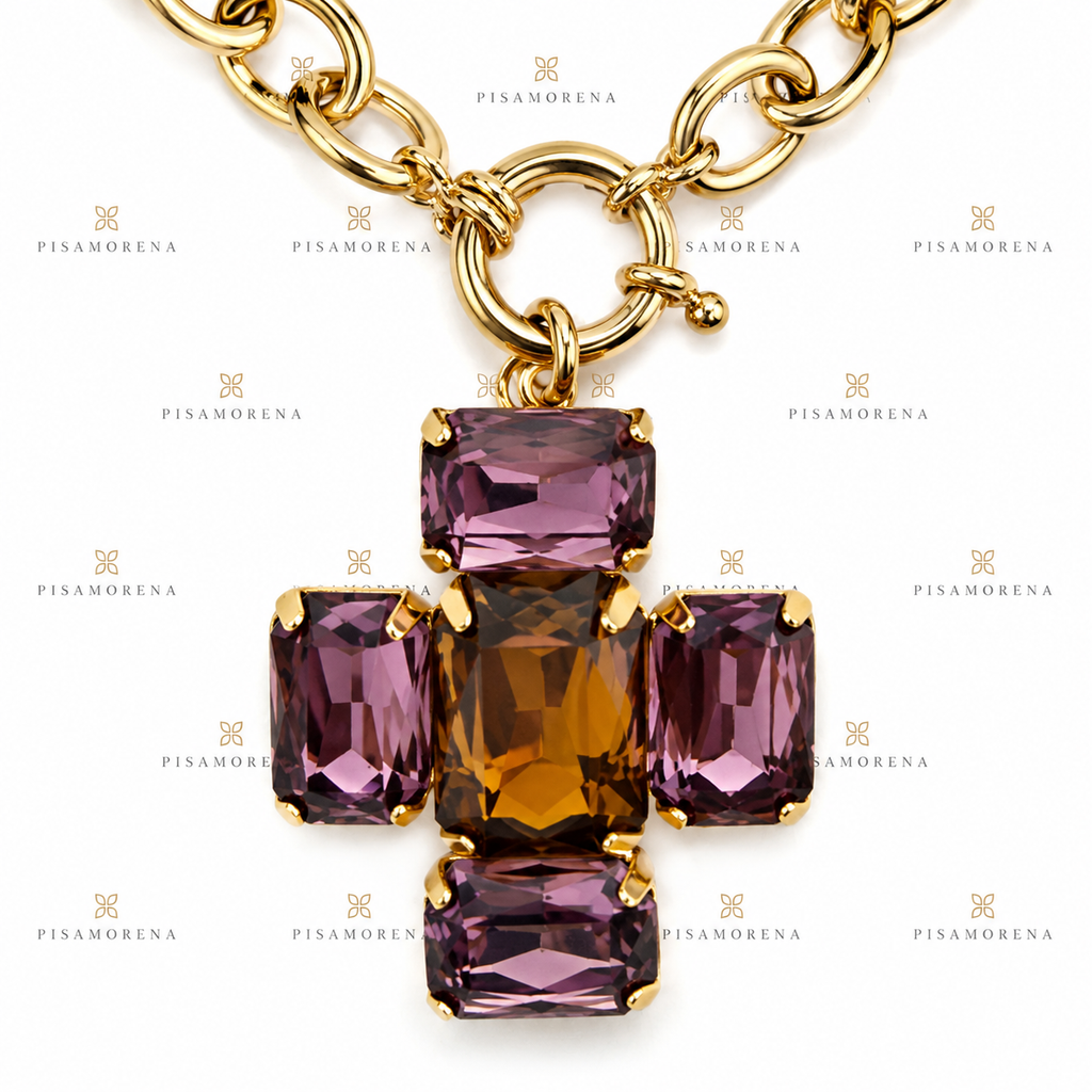 Detalle del colgante cruz con cristales facetados amatista y topacio