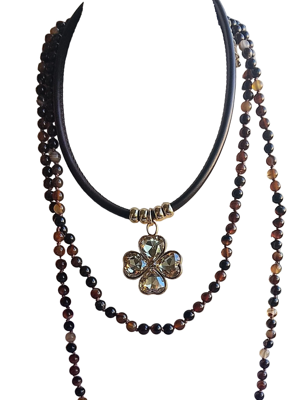 Collar de bolitas marrón