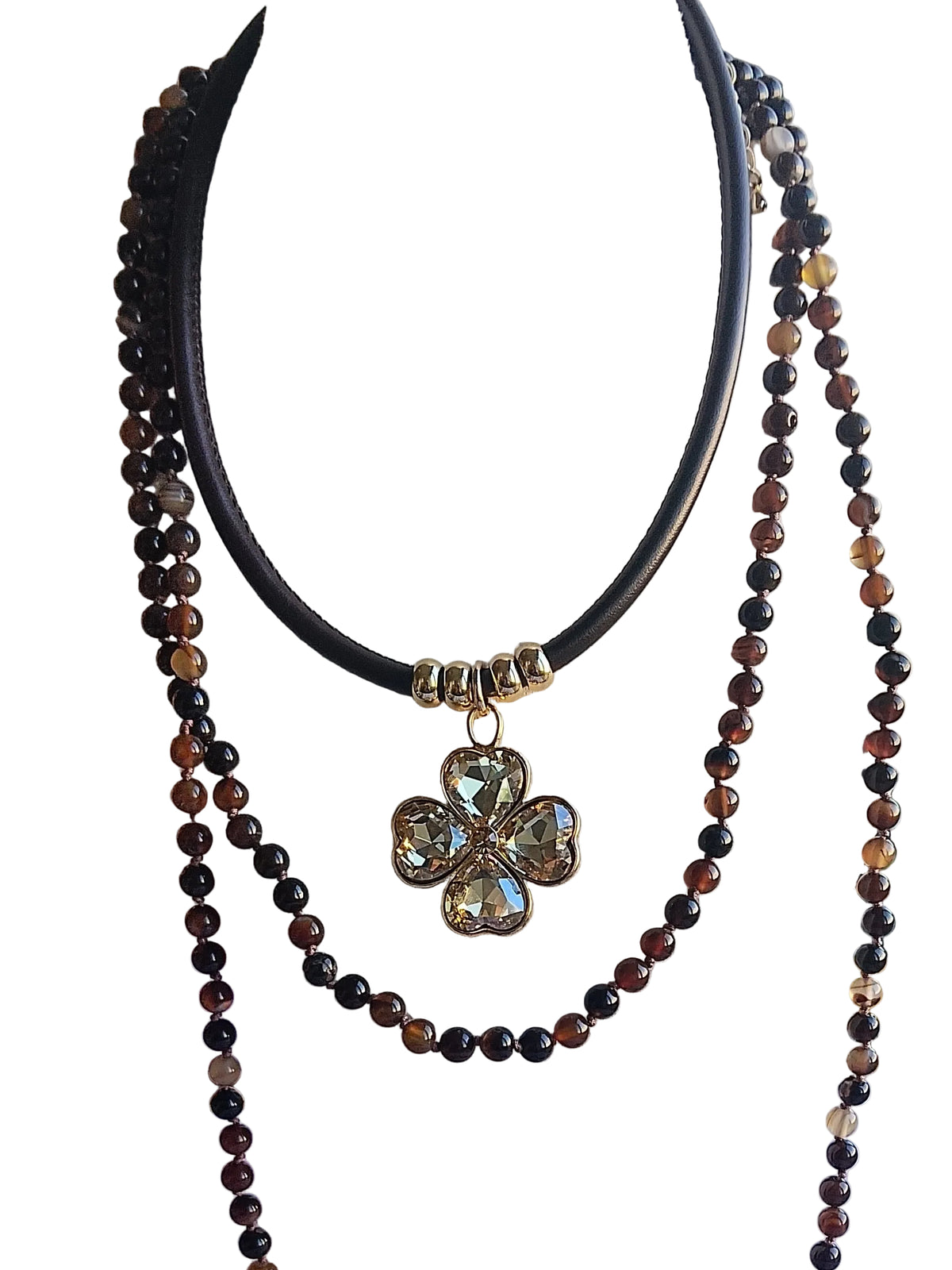 Collar de bolitas marrón