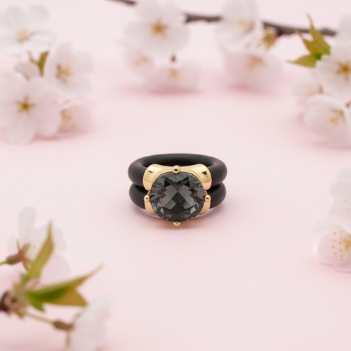 Anillo de caucho con cristal - fondo primavera