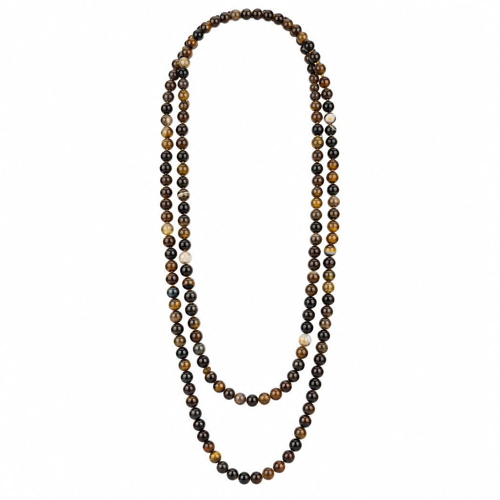 Collar de bolitas marrón sobre fondo blanco