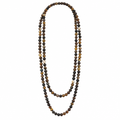 Collar de bolitas marrón sobre fondo blanco