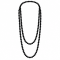 Collar de bolitas negro sobre fondo blanco