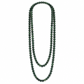 Collar de bolitas verde sobre fondo blanco