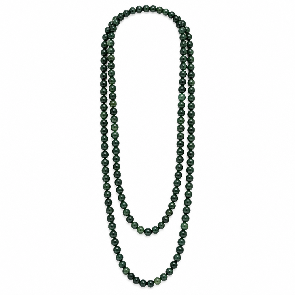 Collar de bolitas verde sobre fondo blanco