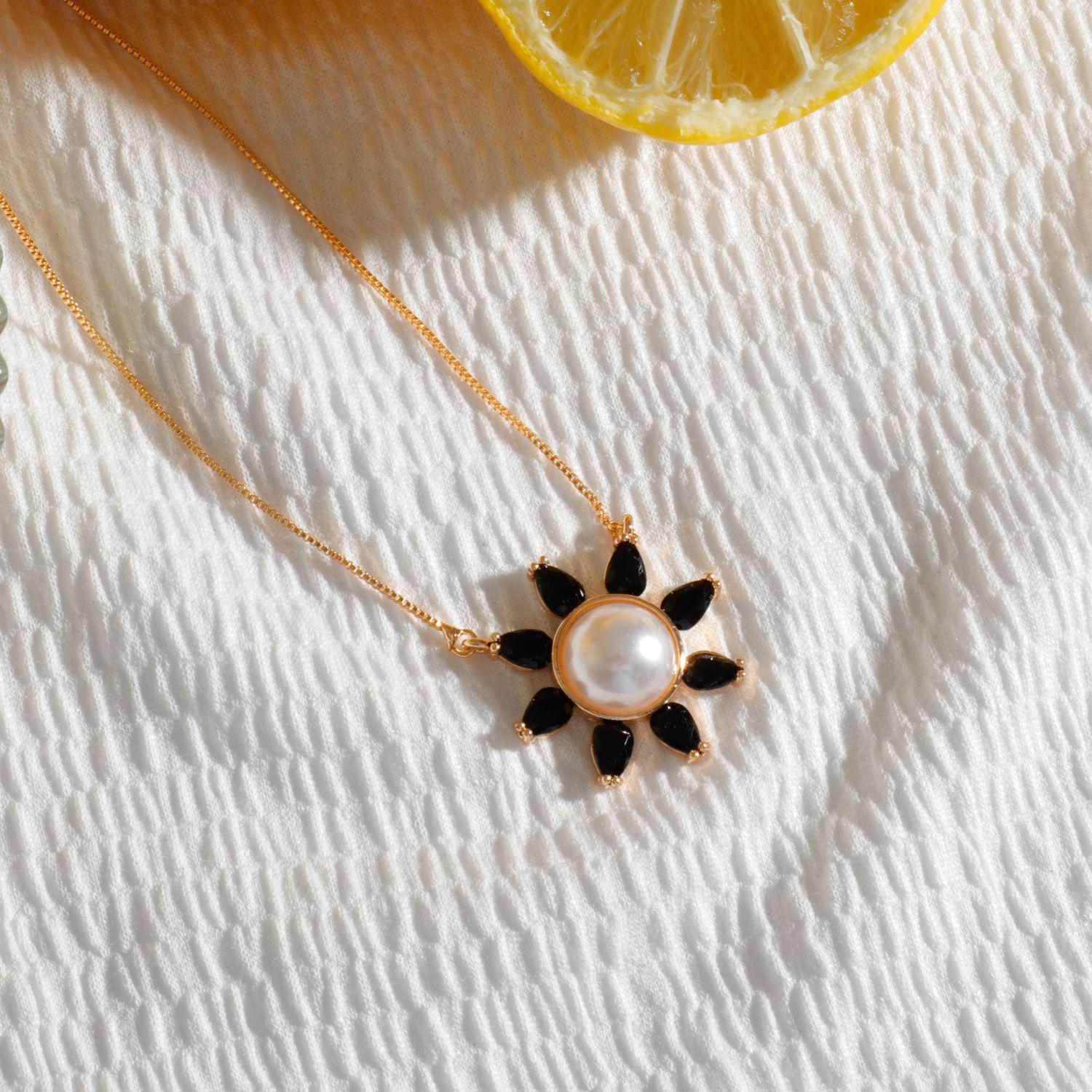 Collar Soleil Noir - sol negro con perla blanca
