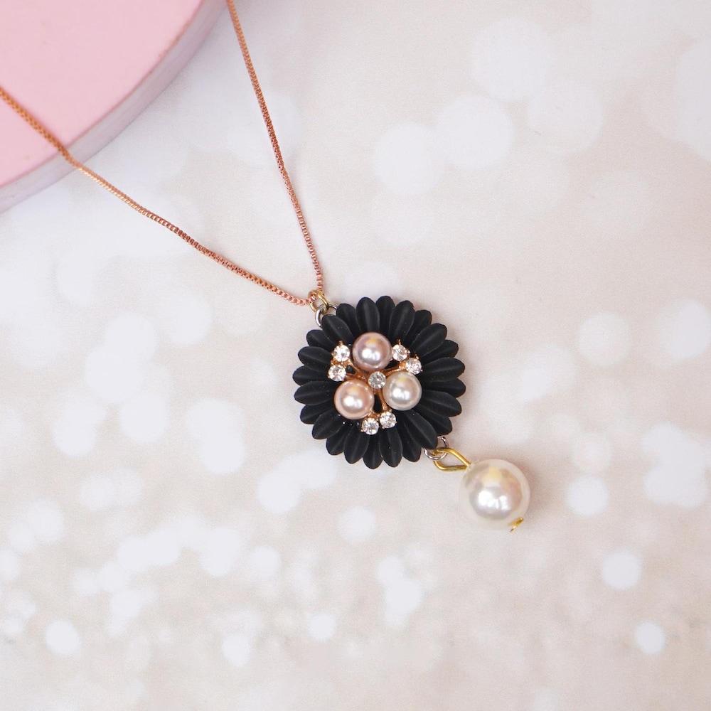Collar Bloom Noir - flor negra con perlas rosadas
