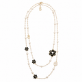 Collar Perlas & Camelias Black: Chanel vibes