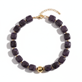 Flat Lay Collar Resina Berenjena - Fondo Blanco