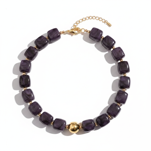 Flat Lay Collar Resina Berenjena - Fondo Blanco