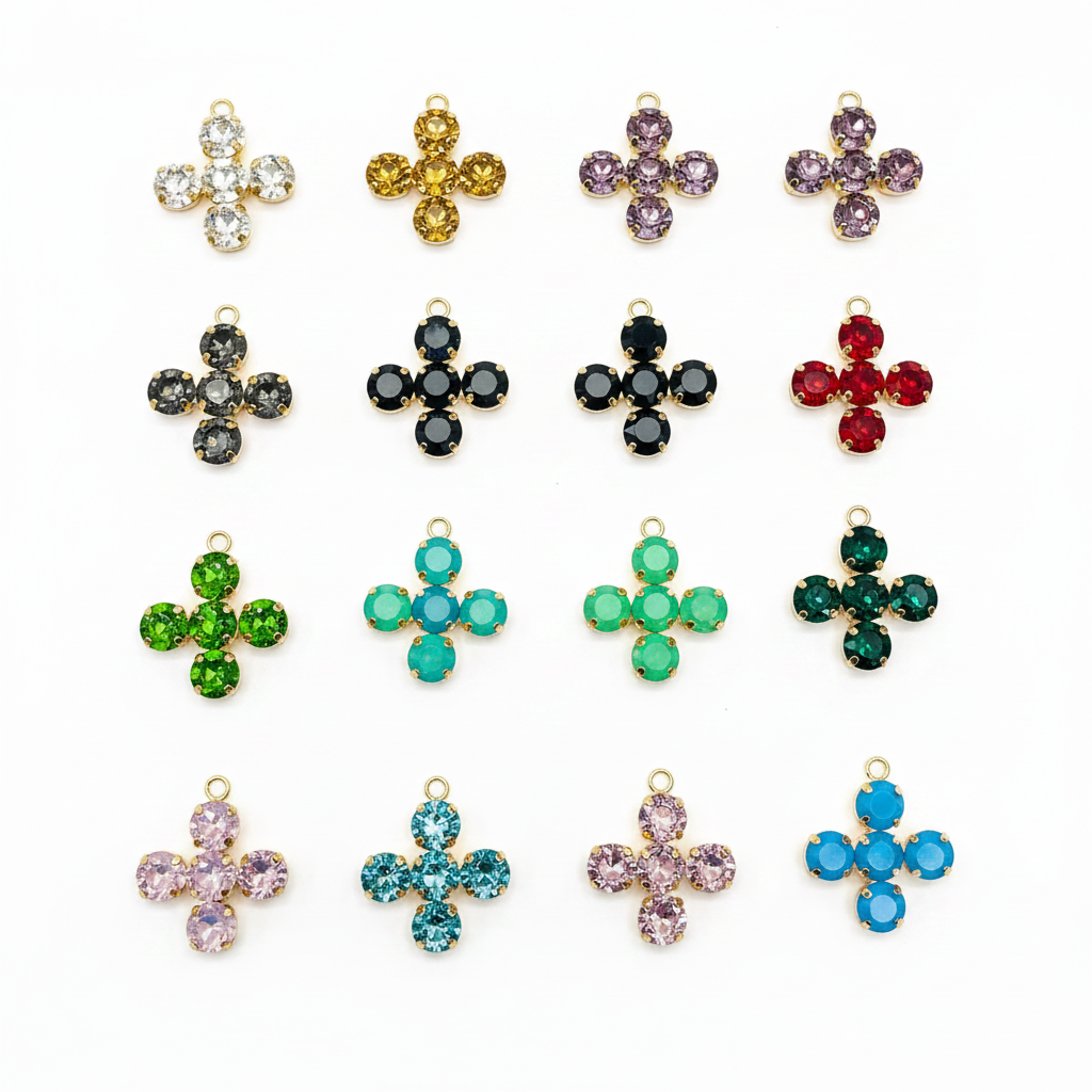 Flat lay de los charms de cruz