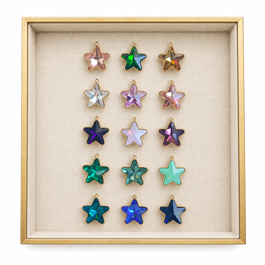 Flat lay de los charms Star en bandeja dorada
