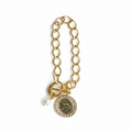 Flat lay de pulsera Roar