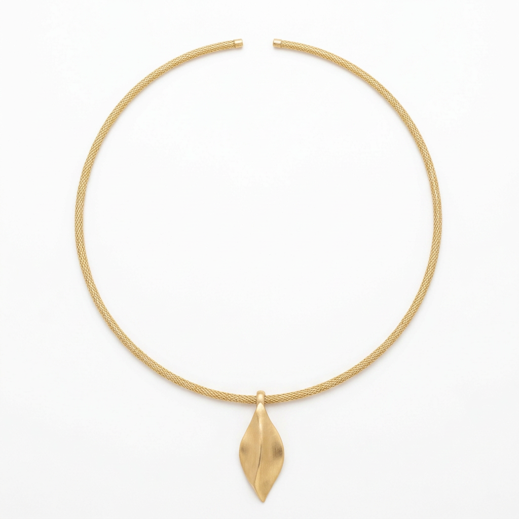 Flat lay del collar Hoja Dorado