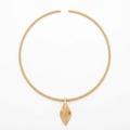 Flat lay del collar Hoja Dorado