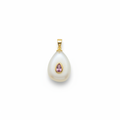Charm de piedra natural en forma de cruz clara con anilla en baño de oro sobre fondo blanco puro