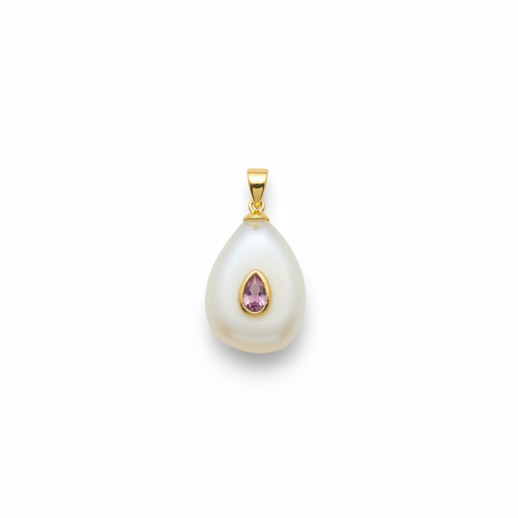Charm de piedra natural en forma de cruz clara con anilla en baño de oro sobre fondo blanco puro