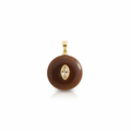 Charm de piedra natural en forma de gota lila con anilla en baño de oro sobre fondo blanco puro