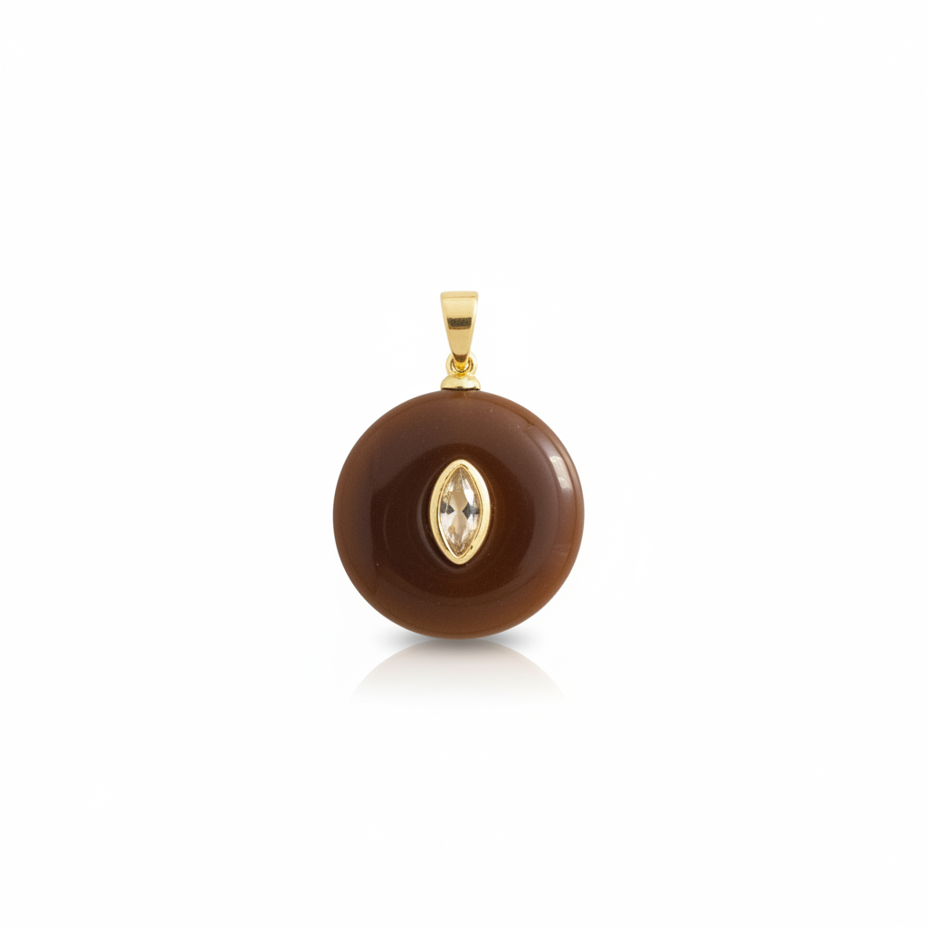 Charm de piedra natural en forma de gota lila con anilla en baño de oro sobre fondo blanco puro