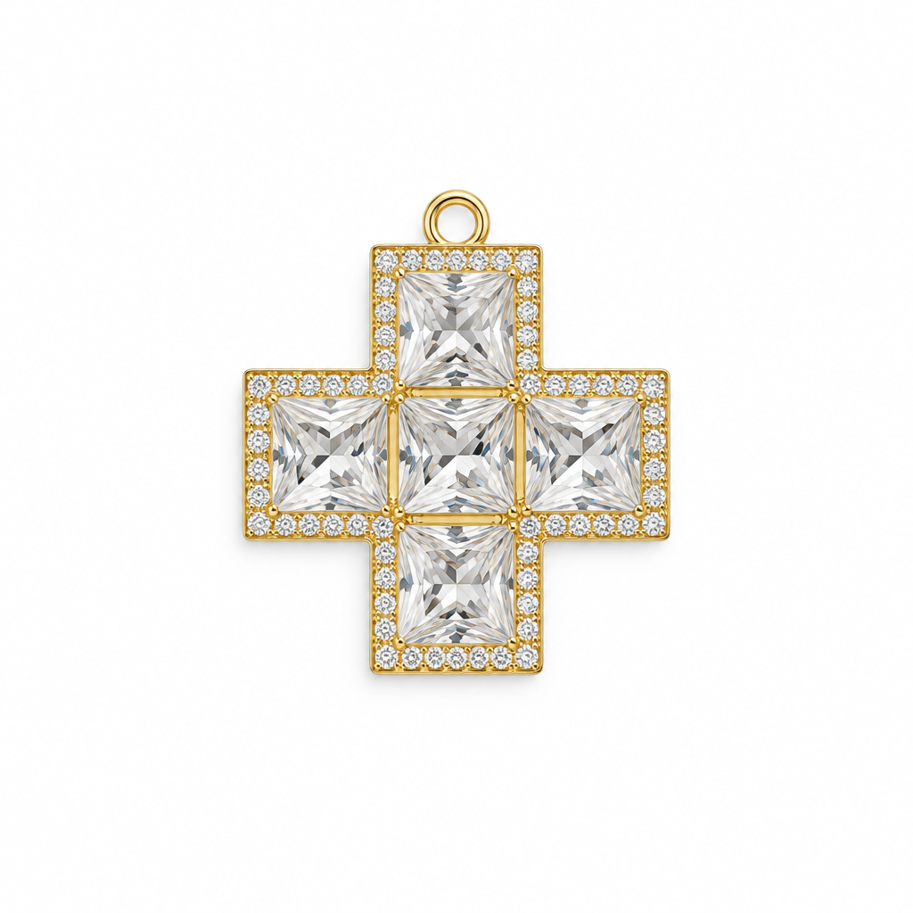 Charm cruz de cristales blancos facetados con borde de pavé sobre fondo blanco
