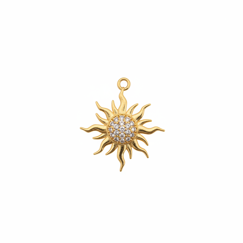 Charm dorado en forma de sol con cristales transparentes sobre fondo blanco puro