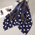 Foulard de satén azul marino con lunares blancos y cadenas doradas