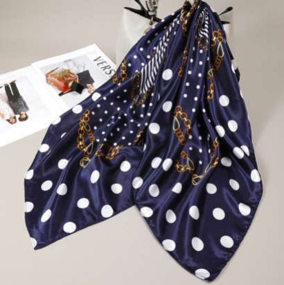 Foulard de satén azul marino con lunares blancos y cadenas doradas