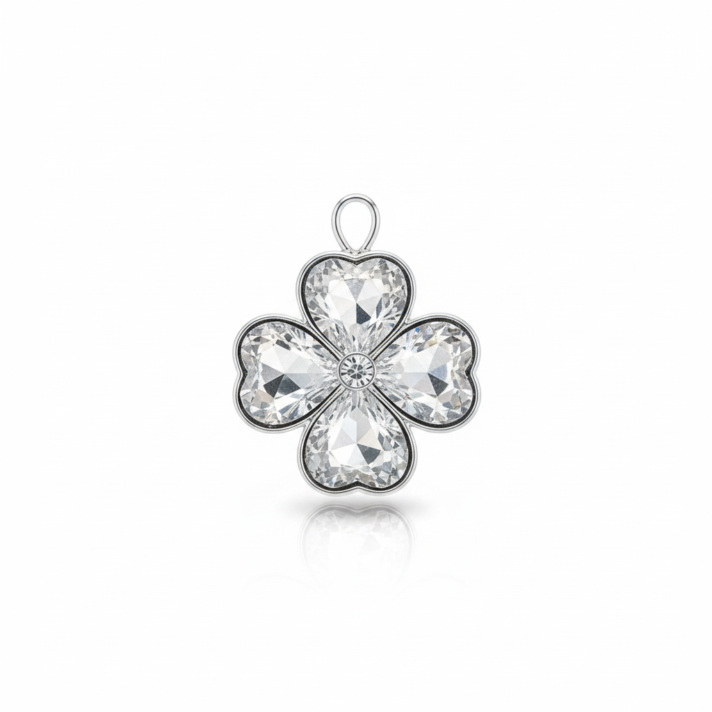 Charm de flor de cristal transparente y plata sobre fondo blanco puro