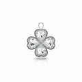 Charm de flor de cristal transparente y plata sobre fondo blanco puro