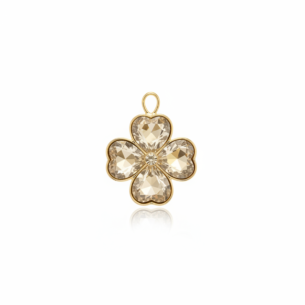 Charm de flor de cristal champán y dorado sobre fondo blanco puro