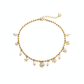 Collar Charms y Perlas en fondo blanco