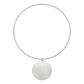 Collar Satín Disco Plateado sobre fondo blanco