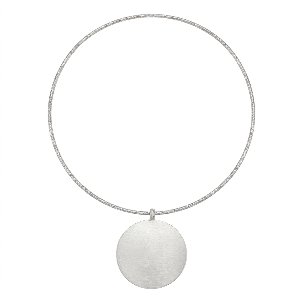 Collar Satín Disco Plateado sobre fondo blanco