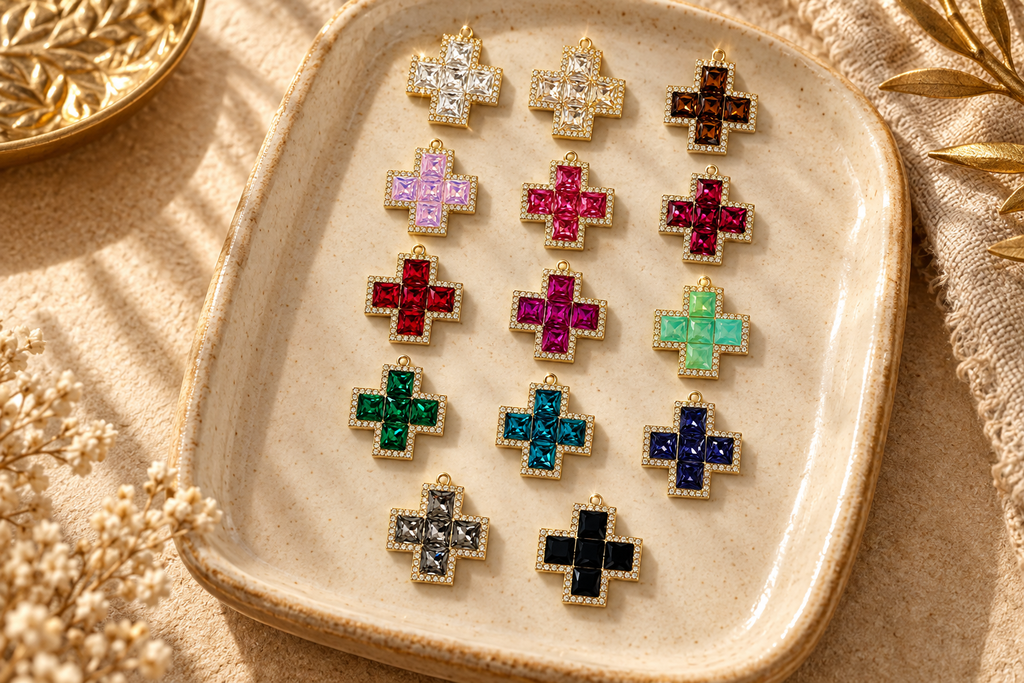 Bandeja crema con los 14 charms de cruz de cristales pavé en todos los colores