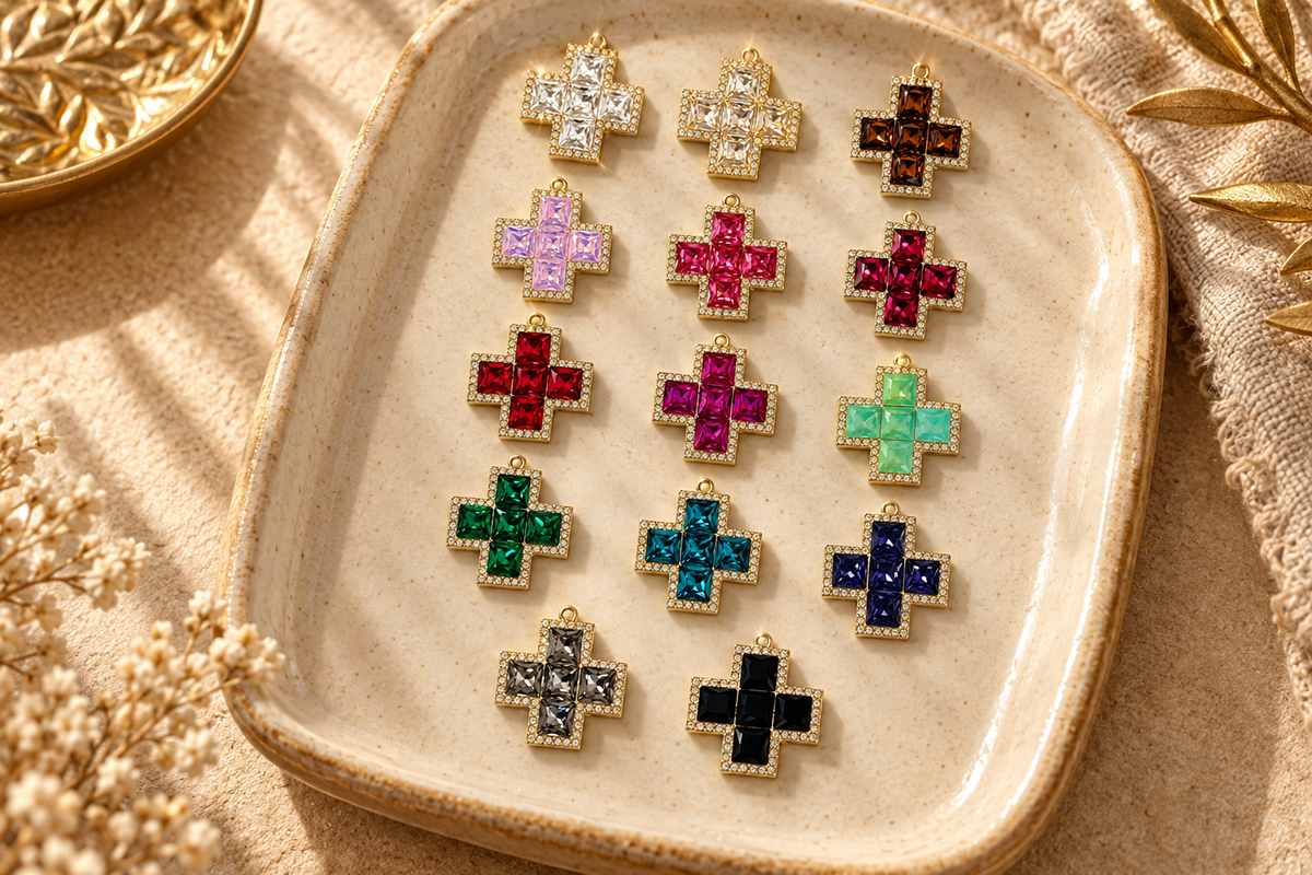 Bandeja crema con los 14 charms de cruz de cristales pavé en todos los colores