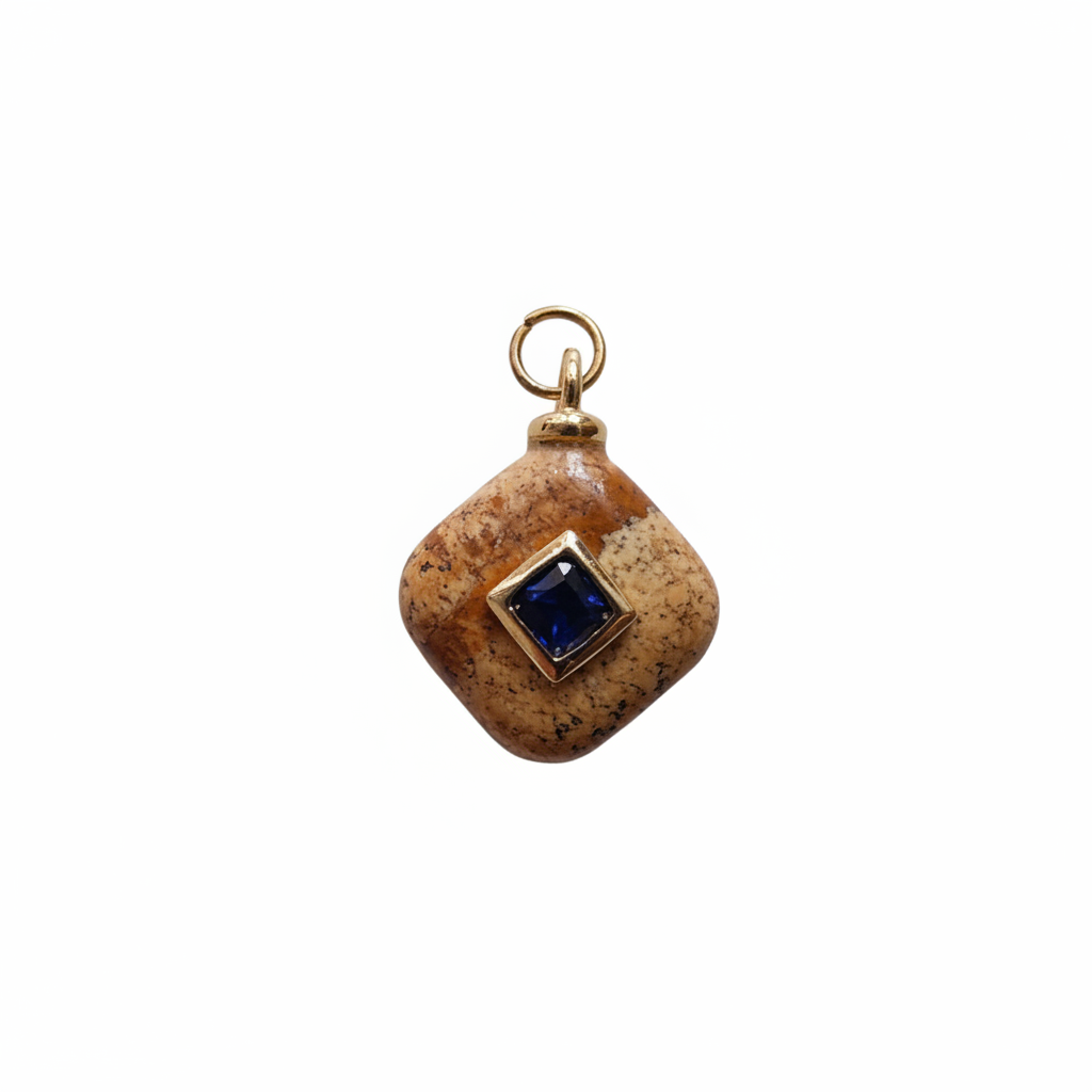 Charm de corcho natural con piedra azul marino sobre fondo blanco puro