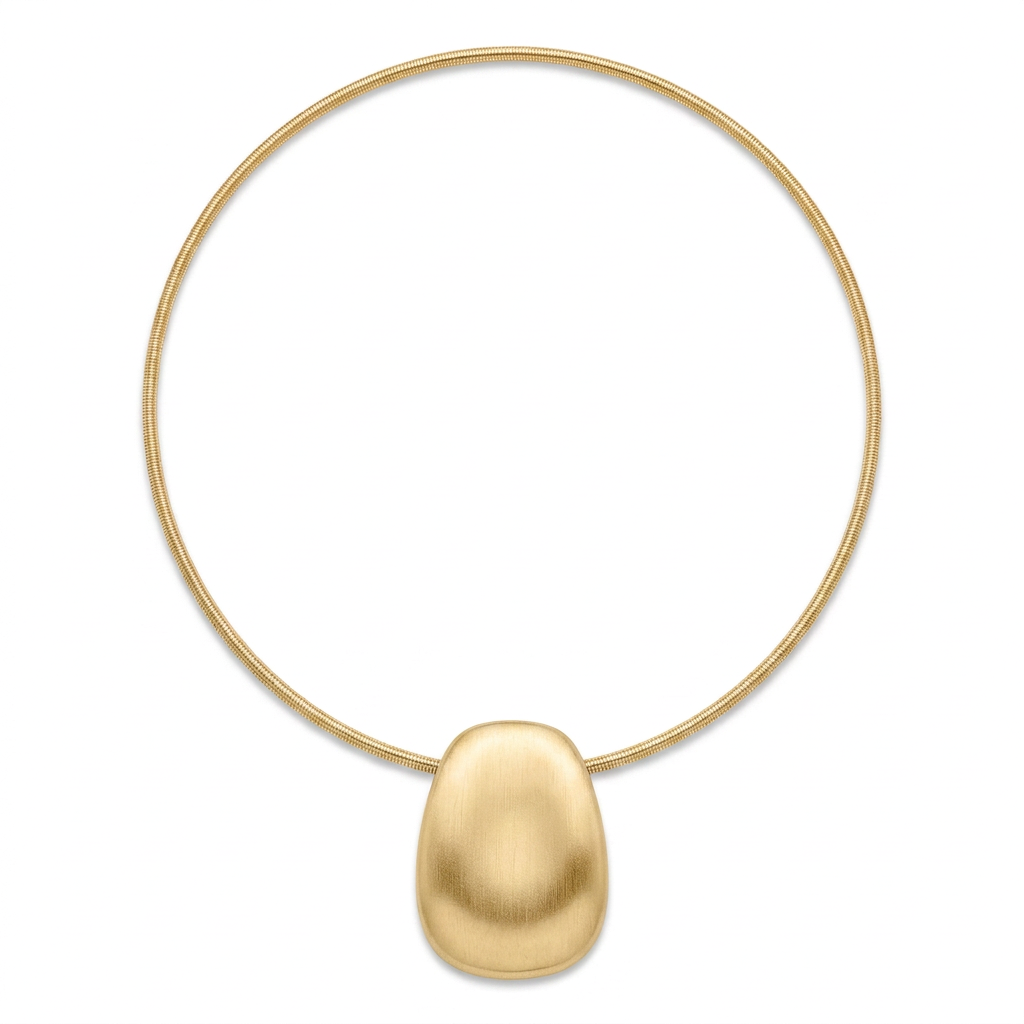 Collar Satín Óvalo Dorado sobre fondo blanco