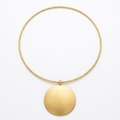 Collar Satín Disco Dorado sobre fondo blanco