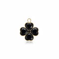 Charm de flor negro brillante sobre fondo blanco puro
