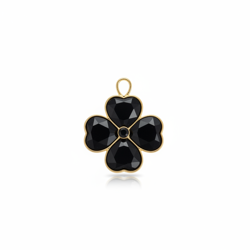 Charm de flor negro brillante sobre fondo blanco puro