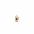Charm de piedra natural en forma de gota roja con anilla en baño de oro sobre fondo blanco puro