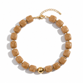 Collar de resina camel con detalles dorados sobre fondo blanco