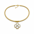 Collar Lucky dorado con flor y piedras transparentes sobre fondo blanco