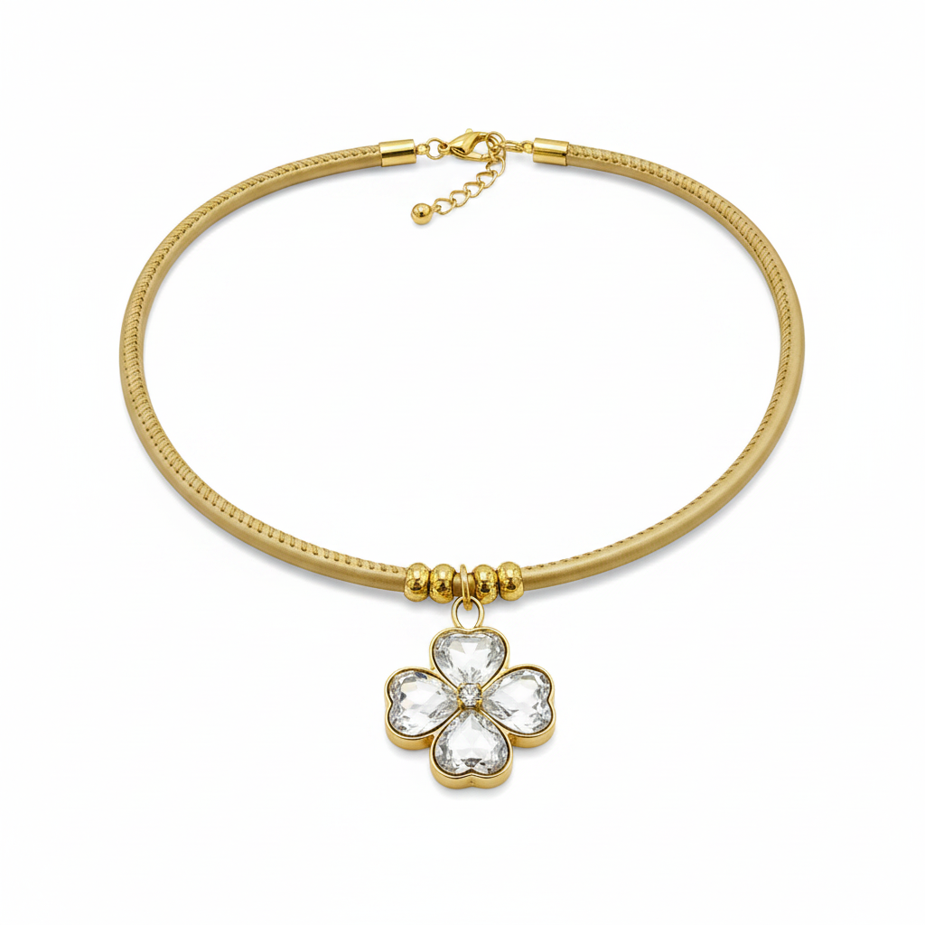 Collar Lucky dorado con flor y piedras transparentes sobre fondo blanco