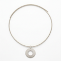 Collar Satín Aro Plateado con colgante circular de abertura central sobre fondo blanco