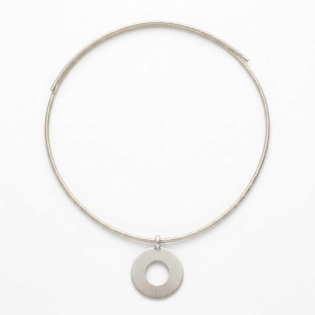 Collar Satín Aro Plateado con colgante circular de abertura central sobre fondo blanco