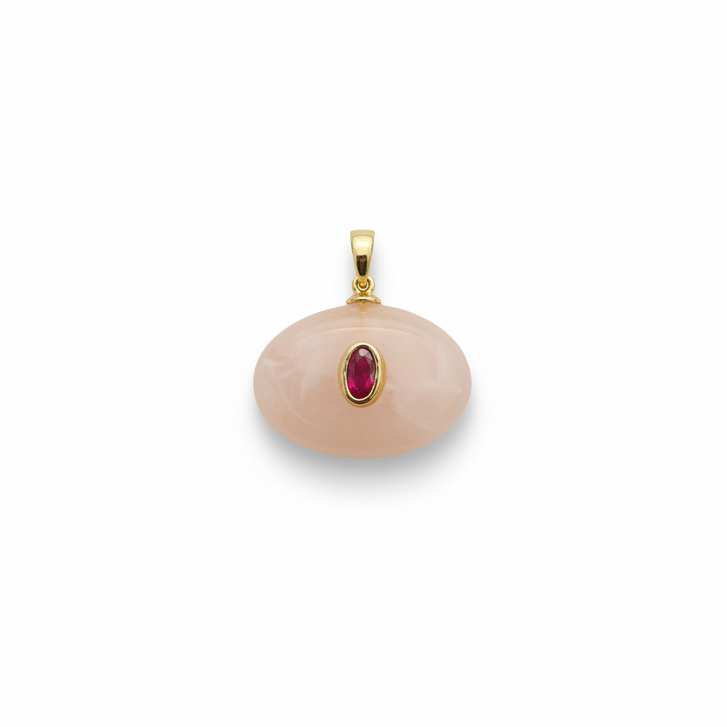 Charm de piedra natural ovalada rosa con anilla en baño de oro sobre fondo blanco puro