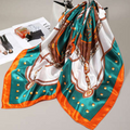Foulard de satén estampado en verde esmeralda, blanco, naranja y marrón
